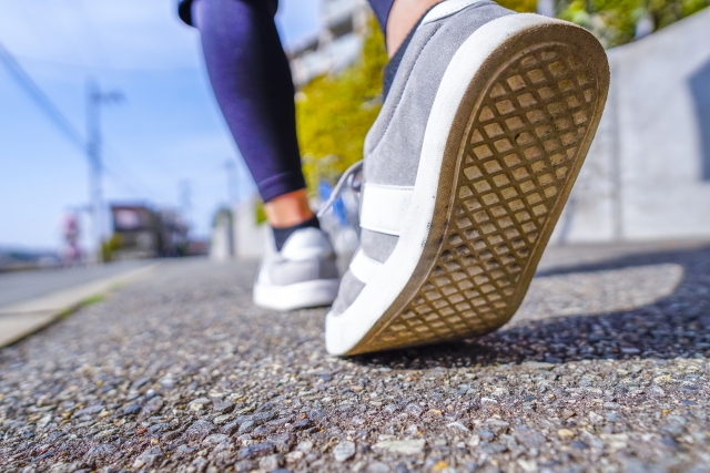 このまま杖をつくしかない…とあきらめる前に手術以外の選択肢で、もう一度自由に歩く未来を取り戻しませんか?